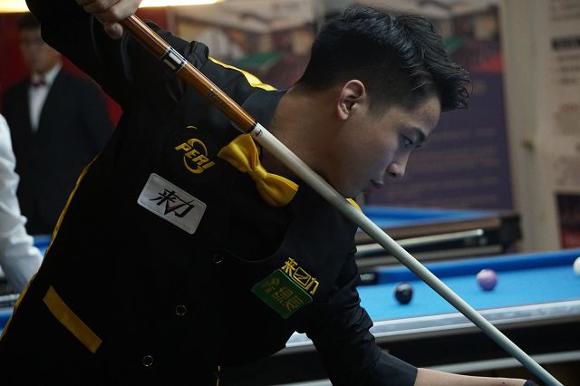 赛场上充满 赛场上充满